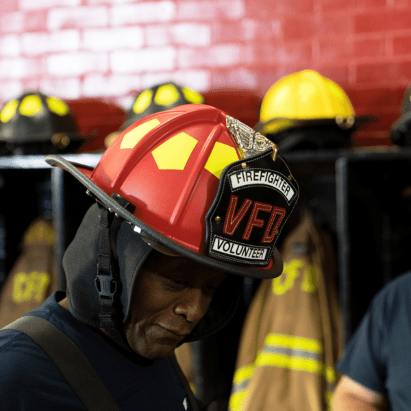 Foto de bombero con casco UST-LW.